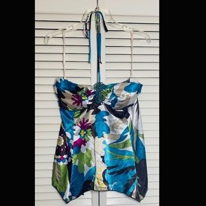 Flowery woman’s strapless top